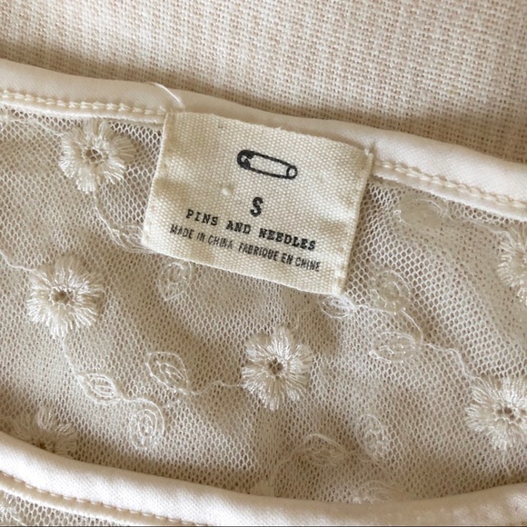 UO ivory mesh daisy crop top - Picture 3 of 3